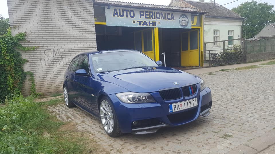 Auto Perionica Tahi i plavi BMW ispred